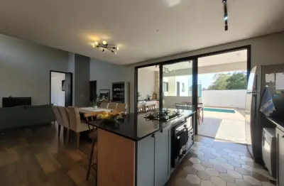 Linda casa com área gourmet e piscina no condomínio terras do vale para venda.