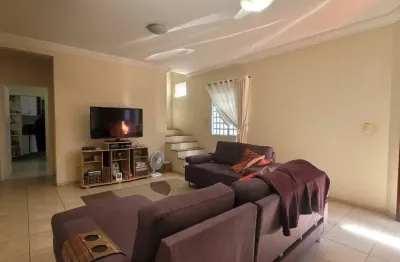 Sobrado com vista para a praça alvorada – 3 dormitórios, 2 vagas, espaço e conforto em uma das melhores localizações do bairro