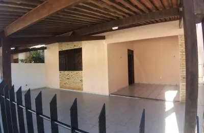 Caso em condomínio fechado em nova parnamirim, com localização privilegiada.