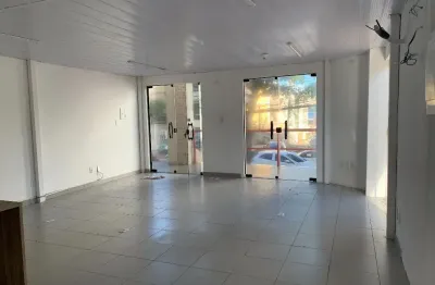 Lojão 107m2 com mezanino e  fachada para duas ruas.   no coração da av. manoel dias da silva