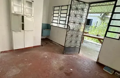 Casa antiga com terreno grande bem localizado bento ribeiro-rj