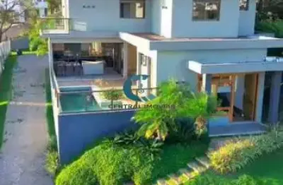 Casa imponente com vista privilegiada da lagoa central