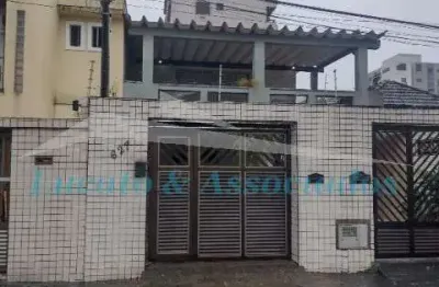 Casa sobreposta alta no embaré, sendo 03 dormitórios