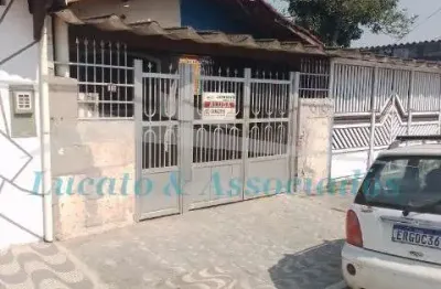 Casa terrea na ocian, praia grande sp, sendo 02 dormitorios, 01 banheiro, 01 sala, 01 cozinha, 01 area de serviço, 01 vaga, excelente localização.