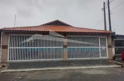 Casa de condomínio na vila mirim, sendo a ultima com quintal, 02 dormitórios