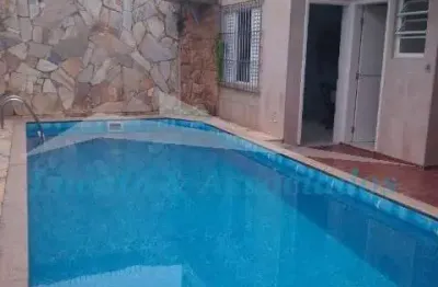 Casa independente na ocian, 02 dormitórios sendo 01 suíte, com piscina.