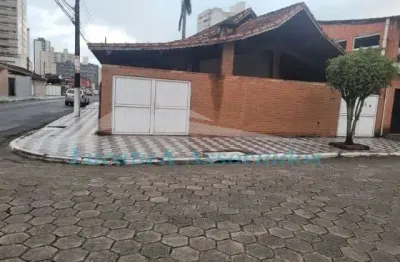 Casa terrea isolada de esquina, na aviação, praia grande sp, sendo 03 dormitorios, 02 banheiros, 01 sala, 04 vagas, excelente localização.