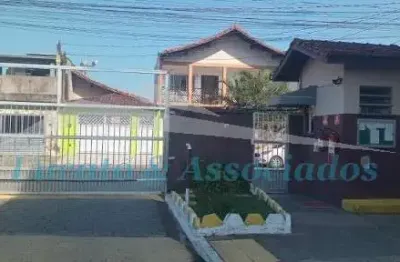 Apartamento à venda na quietude, praia grande-sp! 2 quartos, 1 sala, 1 banheiro, 1 vaga. aproveite!