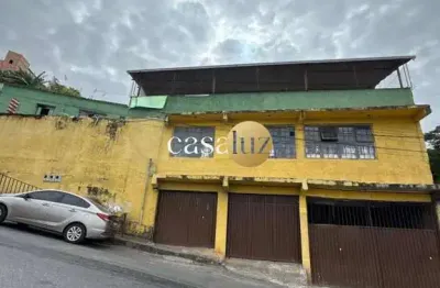 Casa com lojas e salões de festas localizada no bairro los angeles /ibirité
