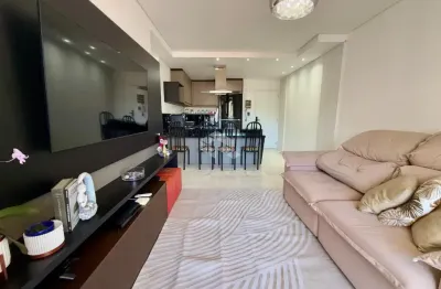 Apartamento mobiliado com 2 quartos sendo 1 suíte e 1 vaga de garagem no bairro trindade em florianópolis/sc
