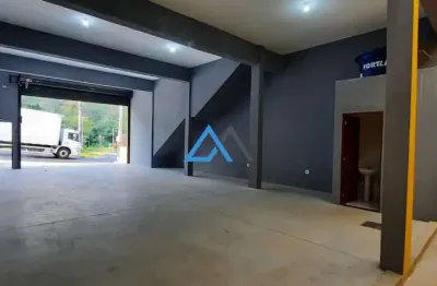Salão comercial com 240 m², ideal para diversos tipos de atividades comerciais e de serviços.