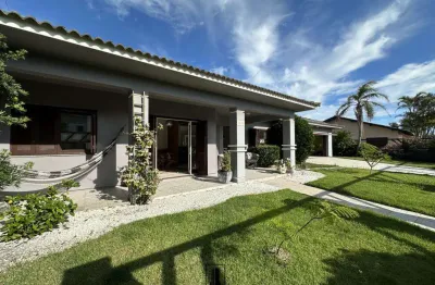 Casa 04 dormitórios com piscina à venda no bairro centro com 240 m² de área privativa - 3 vagas de garagem
