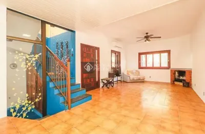 Casa em condomínio fechado com 3 quartos para alugar na avenida lageado, 526, petrópolis, porto alegre, 270 m2 por r$ 8.000