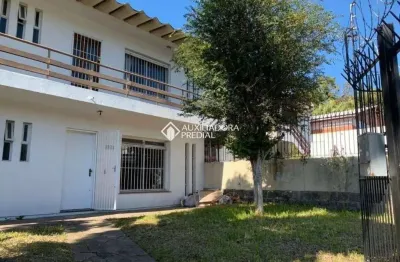 Casa em condomínio fechado com 3 quartos para alugar na avenida teixeira mendes, 315, chácara das pedras, porto alegre, 212 m2 por r$ 4.900
