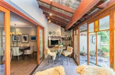 Casa em condomínio fechado com 3 quartos para alugar na rua osório tuyuty de oliveira freitas, 120, três figueiras, porto alegre, 313 m2 por r$ 11.700