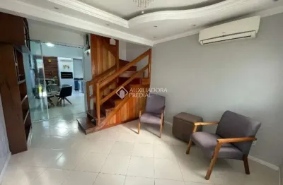 Casa em condomínio fechado com 2 quartos para alugar na avenida josé aloísio filho, 889, humaitá, porto alegre, 69 m2 por r$ 2.800
