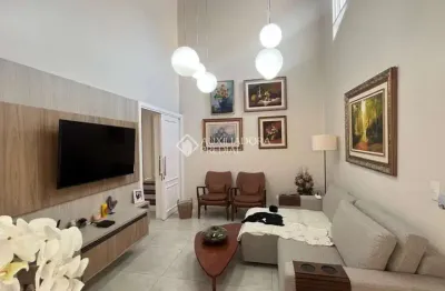 Casa com 3 quartos para alugar na avenida dos salmões, 597, jurerê internacional, florianópolis, 200 m2 por r$ 18.000