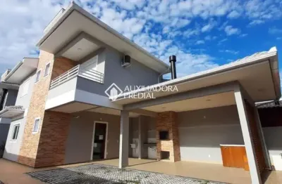 Casa em condomínio fechado com 3 quartos para alugar na servidão aroeiras do gramal, 486, campeche, florianópolis, 147 m2 por r$ 8.700