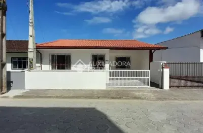 Casa em condomínio fechado com 2 quartos para alugar na rua lupércio domingos espíndola, 152, barra do aririú, palhoça, 105 m2 por r$ 2.600