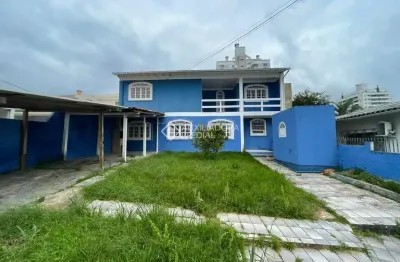 Casa em condomínio fechado com 3 quartos para alugar na rua adão schmidt, 388, barreiros, são josé, 160 m2 por r$ 4.450