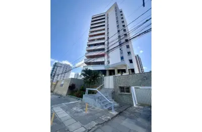 Apartamento com 325m² e vista para o mar de candeias
