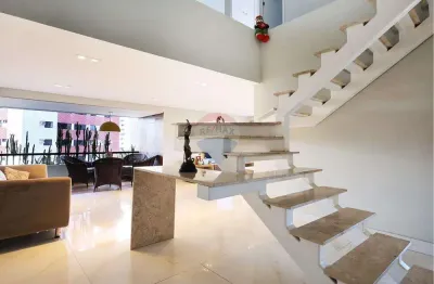 Cobertura duplex de 210m com 3 quartos, sendo 1 suíte com closet + 3 salas + dependência completa e 2 vagas de garagem.