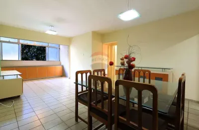 Apartamento com 104 metros de área útil, com 3 quartos, sendo 1 suíte + dependência completa de empregados e 1 vaga de garagem coberta.