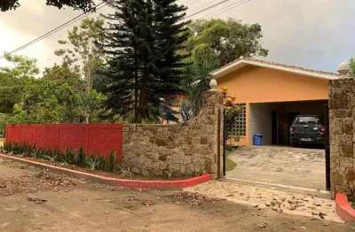 Casa de 395 metros quadrados com 1800m de terreno em condomínio fechado. 4 quartos, sendo 3 suítes.