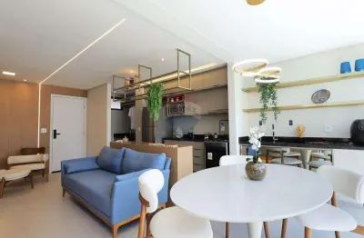 Apartamento com 55m semi mobiliado e decorado com 2 quartos, varanda, cozinha e área de serviços. Lazer completo.