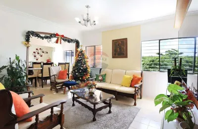 Apartamento de 82m reformado, com 3 quartos, wc social, 2 salas, cozinha e área de serviços.