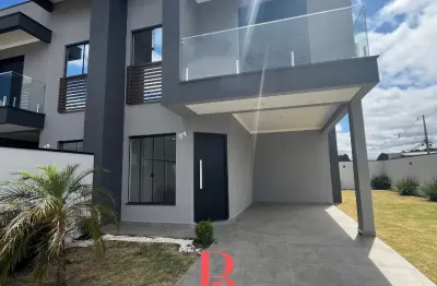 Lindo sobrado de esquina com amplo espaço de terreno no coração de fazenda rio grande