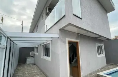 Casa com 3 quartos à venda na Rua Uruguai, Guilhermina, Praia Grande