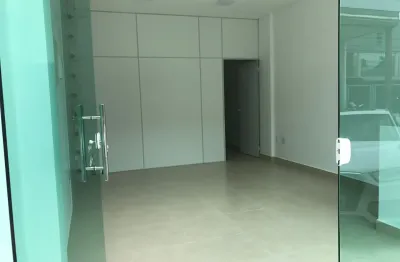 Aluga-se sala comercial ampla, localizada no centro em balneário camboríu/sc