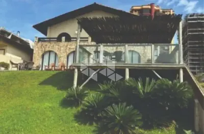 Casa frente mar piçarras em terreno de 1.102m2 com 6 suítes, 450m2 de área construída.