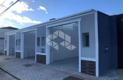 Geminado térreo a venda com 2 quartos, sendo 1 suíte no bairro petrópolis