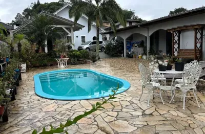 Casa averbada 3 quartos com piscina e amplo terreno em joinville