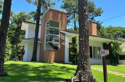 Sobrado á venda, com 3 quartos/dormitórios, 2 vagas/box, no condomínio carmel, xangri-lá/rs