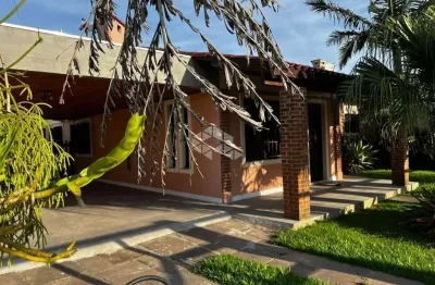 Casa térrea com 03quartos/dormitórios e 02 vagas/box no centro de xangri-lá!