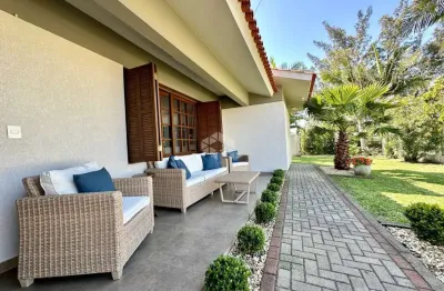 Casa 04quartos/dormitórios e 02 vagas/box em xangrilá!