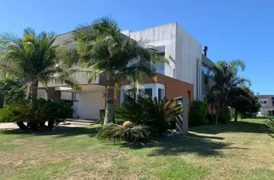 Sobrado à venda, com 4 quartos/dormitórios, 2 vagas/box, no condomínio enseada, xangri-lá/rs