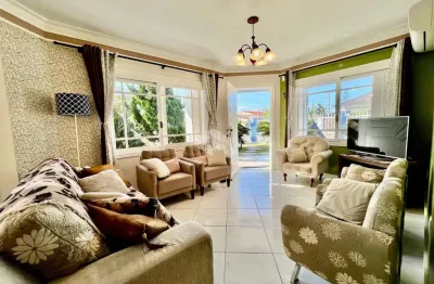 Casa com 1 suíte com hidromassagem e closet  + 1 dormitório , 1 banheiro social , living amplo integrado , cozinha americana na praia da rainha do mar
