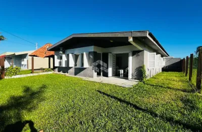 Casa de esquina com alameda, próxima ao mar e divisa com atlântida- xangri-lá/rs.