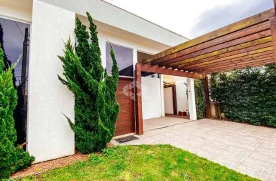 Casa térrea com 04 dormitórios, 03 suìtes, living 2 ambientes, em atlântida - xangri-lá/rs.