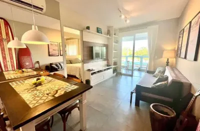 Apartamento de 1 quarto e 1 banheiro, sol da manhã, sacada fechada com churrasqueira, living amplo, cozinha americana e lavanderia. possui 1 vaga de g