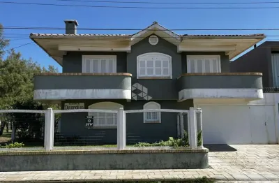 Casa a uma quadra do mar, com 02 dormitórios/ suítes ambos com sacada, mobiliado, no centro de xangri-lá/rs.