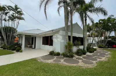 Casa 03quartos/dormitórios/suíte, piscina e 02 vagas/box em xangrilá!