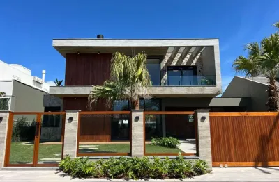 Casa rua guaia das pedras atlântida com 350,00 m²   ,lote com 648 m² ( 18x36) ,05 suítes sendo 02 no térreo  ,lavabo  ,mobilada  ,decorada