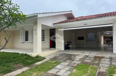 Casa térrea 04 dormitórios, 01 suíte,  2 vagas no centro de xangri-lá/rs.