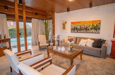 Casa com 03 dormitórios, living com dois ambientes, três quadras do mar em xangri-lá.