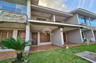 Casa com 03 dormitórios sendo 1 suíte, 2 banheiros, na beira mar de xangri-lá.